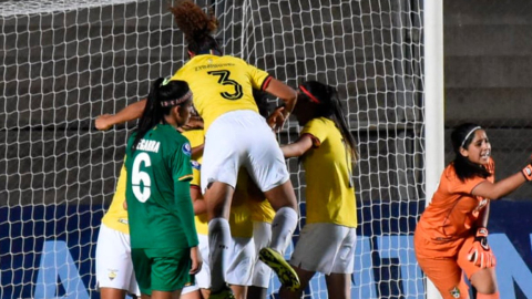 Las jugadoras de la Selección femenina Sub 20 festejan el gol de la victoria.