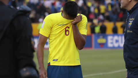 Cristhian Noboa luce abatido, después de la derrota de Ecuador ante Perú, el 5 de septiembre de 2017 en el estadio Olímpico Atahualpa. 