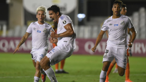 El defensa Lucas Verissimo festeja el gol para su equipo en Copa Libertadores.