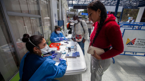 Funcionarios del Ministerio de Salud realizan controles a los viajeros en el puente internacional Rumichaca, en la frontera con Colombia, el 3 de marzo de 2020.