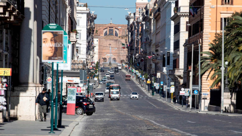 Vista general de una de las calles del centro de Roma, casi desierta por la cuarentena impuesta por el coronavirus, el 11 de marzo de 2020.