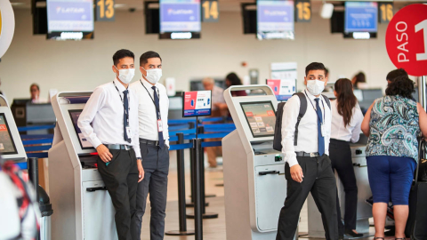 Personal del aeropuerto Jorge Chavéz, de Lima, utilizan tapabocas como medida de protección el miércoles 11 de marzo de 2020.