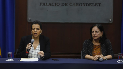 Las ministras de Gobierno y Educación, María Paula Romo y Monserrate Creamer, durante una rueda de prensa en Carondelet, el 12 de marzo de 2020.