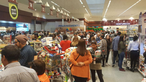 Cientos de quiteños acudieron a los supermercados tras la declaratoria de emergencia sanitaria en Ecuador el 12 de marzo de 2020.