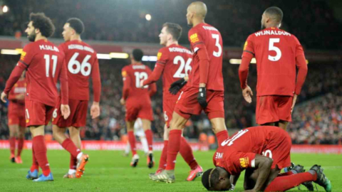 La Premier League se suspende tras jugarse 29 fechas. Liverpool era el puntero a nueve fechas de la terminación del torneo.