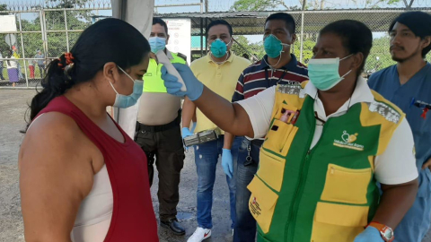 Al ingreso del Centro de Rehabilitación Social de Sucumbíos se toma la temperatura a los visitantes, para evitar el ingreso de personas con síntomas asociados al coronavirus.