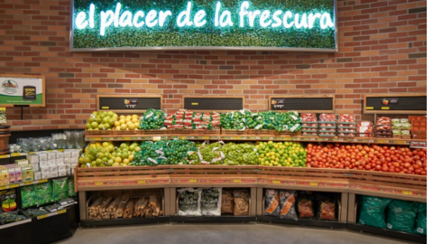 Pese a la afluencia masiva de este jueves a los supermercados del país, las perchas lucieron hoy nuevamente llenas.