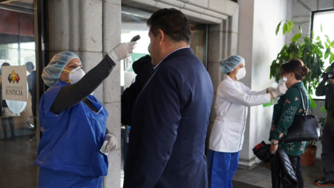 Personal médico realizaron controles a quienes ingresan al edificio de la Corte Nacional de Justicia en Quito, el 12 de marzo de 2020.