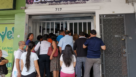 Las personas buscaban alcohol, el 16 de marzo de 2020, mascarillas y guantes en los distribuidores de Guayaquil.