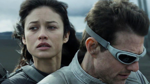 Olga Kurylenko, en una escena del filme "Oblivion", de 2013, junto a Tom Cruise.