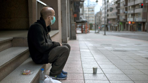 En Galicia (España), un hombre sin techo permanece en la calle durante el periodo de cuarentena.