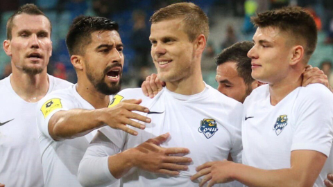 Cristhian Noboa milita en el PFC Sochi de Rusia y celebran un gol junto a sus compañeros de equipo.