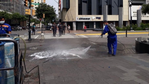 Personal municipal desinfectó parques y calles del centro de Guayaquil, este 17 de marzo. 