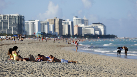 Estudiantes no cumplieron con las normas del estado de Florida y se aplicó el toque de queda.