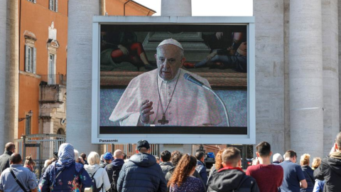 El papa Francisco ofreció la misa del Angelus mediante pantallas gigantes instaladas en la plaza de San Pedro.