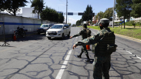 Control vehicular Avenida Mariscal Sucre, cerca de la Agencia Nacional de Tránsito, en el norte de Quito, 18 de marzo de 2020.