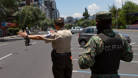 Operativo de control de salvoconductos durante el estado de excepción por el coronavirus, en la Av. de los Shyris en Quito, el 18 de marzo de 2020.