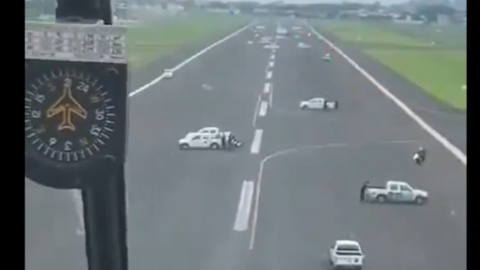 Imagen captada desde un helicóptero de la irrupción de vehículos de la ATM en la pista del aeropuerto José Joaquín de Olmedo de Guayaquil, el 18 de marzo de 2020.