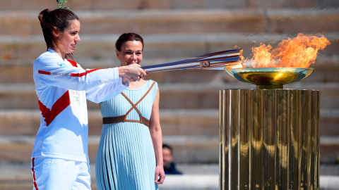 La saltadora con pértiga griega Katerina Stefanidi, medallista de oro olímpica y campeona mundial, enciende la antorcha olímpica.