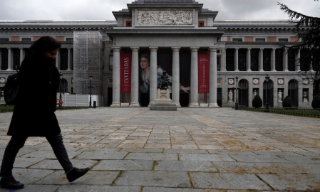 Una mujer pasa ante el Museo del Prado que permanece cerrado, en Madrid, España.