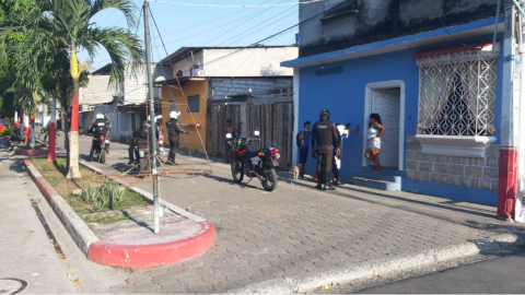 La Policía Nacional controló el cumplimiento del toque de queda en Guayaquil, la noche del 18 de marzo de 2020.