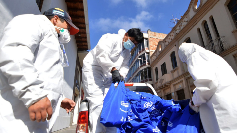 Servidores de la Prefectura y el MIES transportan bolsas con productos que serán entregados a personas de escasos recursos llamada Canasta Popular y Solidaria.