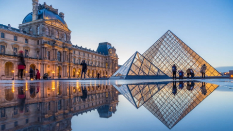 Vista exterior del Museo de Louvre, en París, Francia.