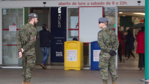 Los militares resguardan las calles de España, para que los ciudadanos cumplan las restricciones. 