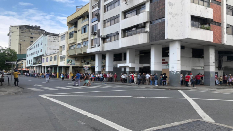 Decenas de jubilados se acercaron a los bancos, para cobrar sus pensiones, este 20 de marzo en Guayaquil. 