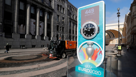 Un cartel en San Petersburgo, Rusia, promocionaba la celebración de la Eurocopa.