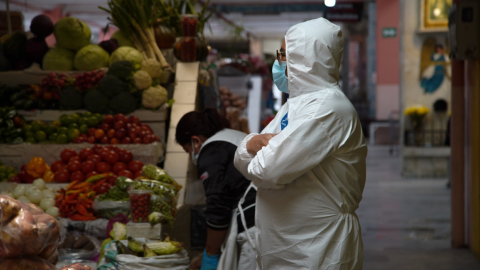 Imagen en un mercado de Quito. La OMS pide a los jóvenes que se cuiden del coronavirus. 