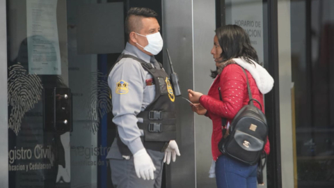 Controles en el ingreso a las oficinas del Registro Civil en Quito, el lunes 16 de marzo de 2020.