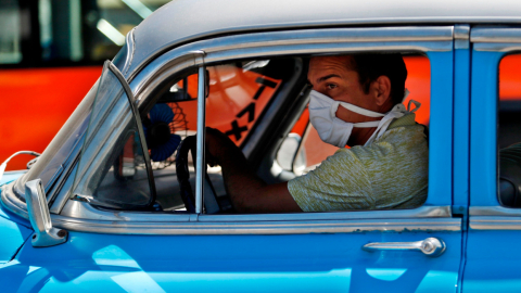 Un taxista usando tapabocas como una medida contra el coronavirus, en La Habana, Cuba. 