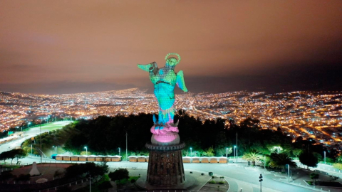 La Virgen de El Panecillo iluminada el viernes 20 de marzo de 2020 durante la emergencia sanitaria por el coronavirus