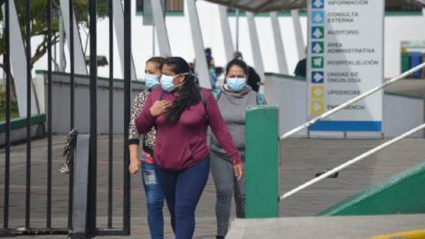 Ciudadanos usan mascarilla en los alrededores del hospital José Carrasco Arteaga, en Cuenca, el 20 de marzo de 2020.