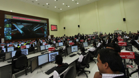 Sala de emergencia del ECU-911 de Quito, donde se monitorean las cámaras de seguridad y se receptan las llamadas de emergencia.