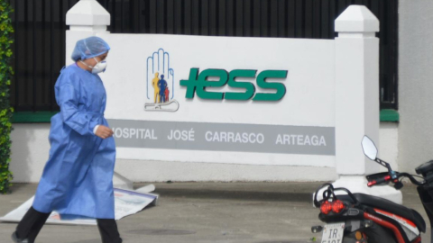 Personal médica camina en las inmediaciones del Hospital José Carrasco de Cuenca, del IESS, el 22 de marzo.