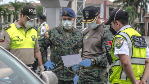 Militares realizan controles del toque de queda en Guayaquil, el 18 de marzo de 2020.