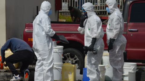 Los buses que circulan en Cuenca fueron fumigados el 16 de marzo de 2020, como medida de prevención para evitar la propagación de coronavirus.