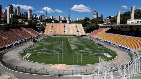 Obreros trabajan en la construcción de un hospital de campaña en el estadio.