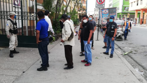 En los exteriores del Mercado Central de Guayaquil se formaron filas para evitar aglomeraciones al interior.