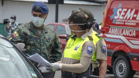 Efectivos de las Fuerzas Armadas y de la Policía Nacional durante un control en Guayaquil, el viernes 20 de marzo de 2020.