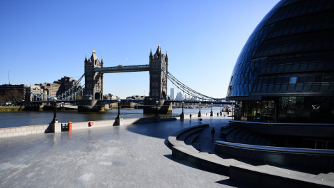 Así lucen City Hall y Tower Bridge en Londres, después de que se decretara el confinamiento en el Reino Unido, el lunes 23 de marzo.