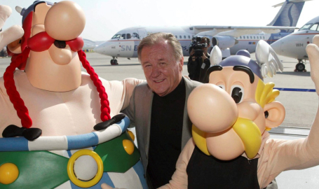 Albert Uderzo posa junto a Astérix y Obélix, en Bruselas, en 2005.