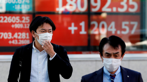 Ciudadanos japoneses deben proteger sus rostros con mascarillas.