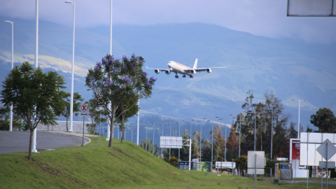 Varios vuelos humanitarios han partido desde el aeropuerto Mariscal Sucre en Quito, luego del decreto de emergencia por Covid-19 el pasado 16 de marzo. 