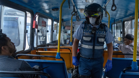 La ATM realizó controles para que los usuarios porten mascarillas en los buses.