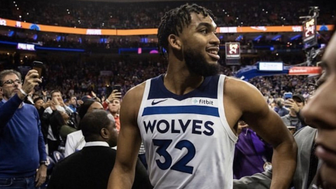 Karl-Anthony Towns, estrella de la NBA, reveló el martes 24 de marzo que su madre está en coma por coronavirus.