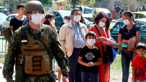 Fila para vacunarse contra la influenza en el Estadio Bicentenario de la Florida, Chile el sábado 21 de marzo.