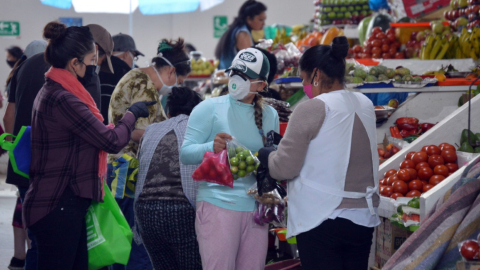 Los usuarios usan mascarillas en el mercado 12 de Abril de Cuenca, el 23 de marzo de 2020.